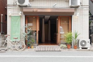 用賀にある足裏とタイ古式マッサージのお店。店頭には植物が並ぶ癒しの空間。